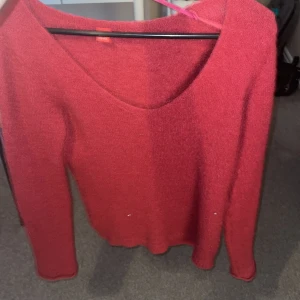 Röd stickad tröja från Esprit - Säljer en röd stickad tröja från Esprit med v-ringad hals. Skulle säga att den passar S eller M. Köpte second hand💞