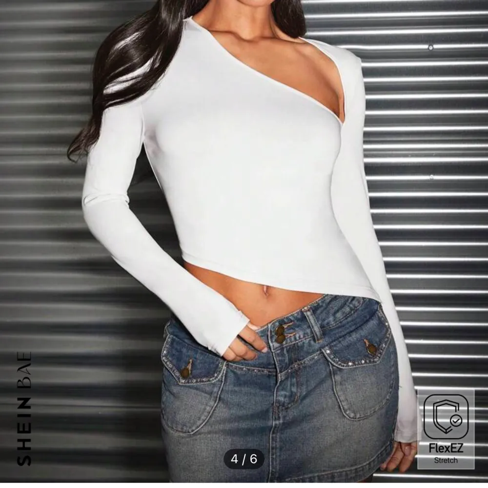 Snygg vit oneshoulder topp från SHEIN med lång ärm och en stilren design. Perfekt för att ge en trendig touch till din outfit. Tillverkad i ett stretchigt material för en bekväm passform.. Yläosat.