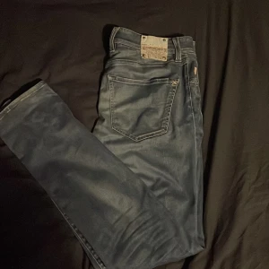 Blå jeans från tramarossa - Säljer ett par blå jeans från tramarossa. De har en straight passform och är tillverkade i slitstarkt denim. Byxorna har mycket design och passar perfekt på benen.