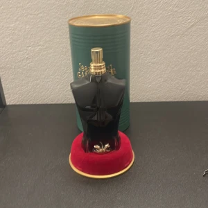 Parfym Jean Paul Gaultier Le beau Le Parfum - Säljer eller byter denna Jean Paul Gaultier som har cirka 80 ml kvar av 125 ml kontakta mig om ni är intresserade av något byte annars säljer jag den för 600 då ny pris ligger på 1400 på kicks 