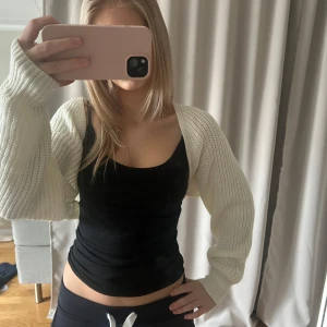 Vit stickad bolerotopp - Så fin  bolerotopp 💞