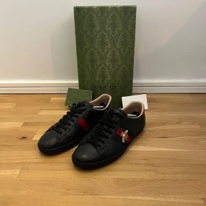 Svarta Gucci ace bee  - Riktigt fräscha Gucci ace bee skor i färgen svart, passar perfekt för dig som söker svarta skor, skick 9/10, obs box ingår ej, vid frågor tveka inte att höra av dig!