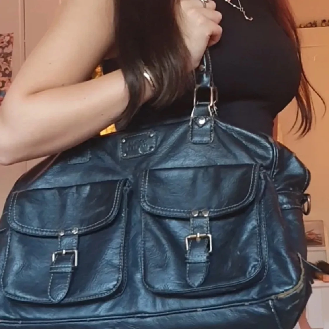 Svart axelväska från Enrico Benetti