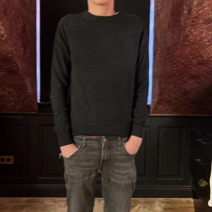 Svart kashmir tröja  - Säljer en stilren svart tröja med långa ärmar. Perfekt för en enkel och klassisk look. Tröjan har en rund hals och är gjord av  100% kashmir. Håller än varm under vintern och våren