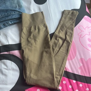 Beige leggings - Snygga beige leggings med ribbade detaljer. Perfekta för en avslappnad stil eller träning. De har en tight passform och hög midja för extra komfort.