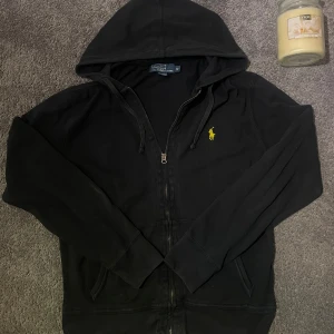 Ralph Lauren Hoodie Herr - Säljer denna extremt snygga och trendiga Ralph Lauren hoodie i färgen svart! Storlek M! Skriv för intresse osv! Mvh
