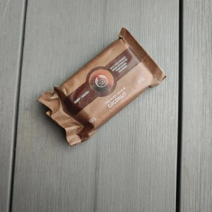 Kokostvål från The Body Shop - Härlig kokostvål från The Body Shop som ger en exotisk doft och mjuk känsla på huden. Perfekt för daglig användning och kommer i en praktisk förpackning på 100g.