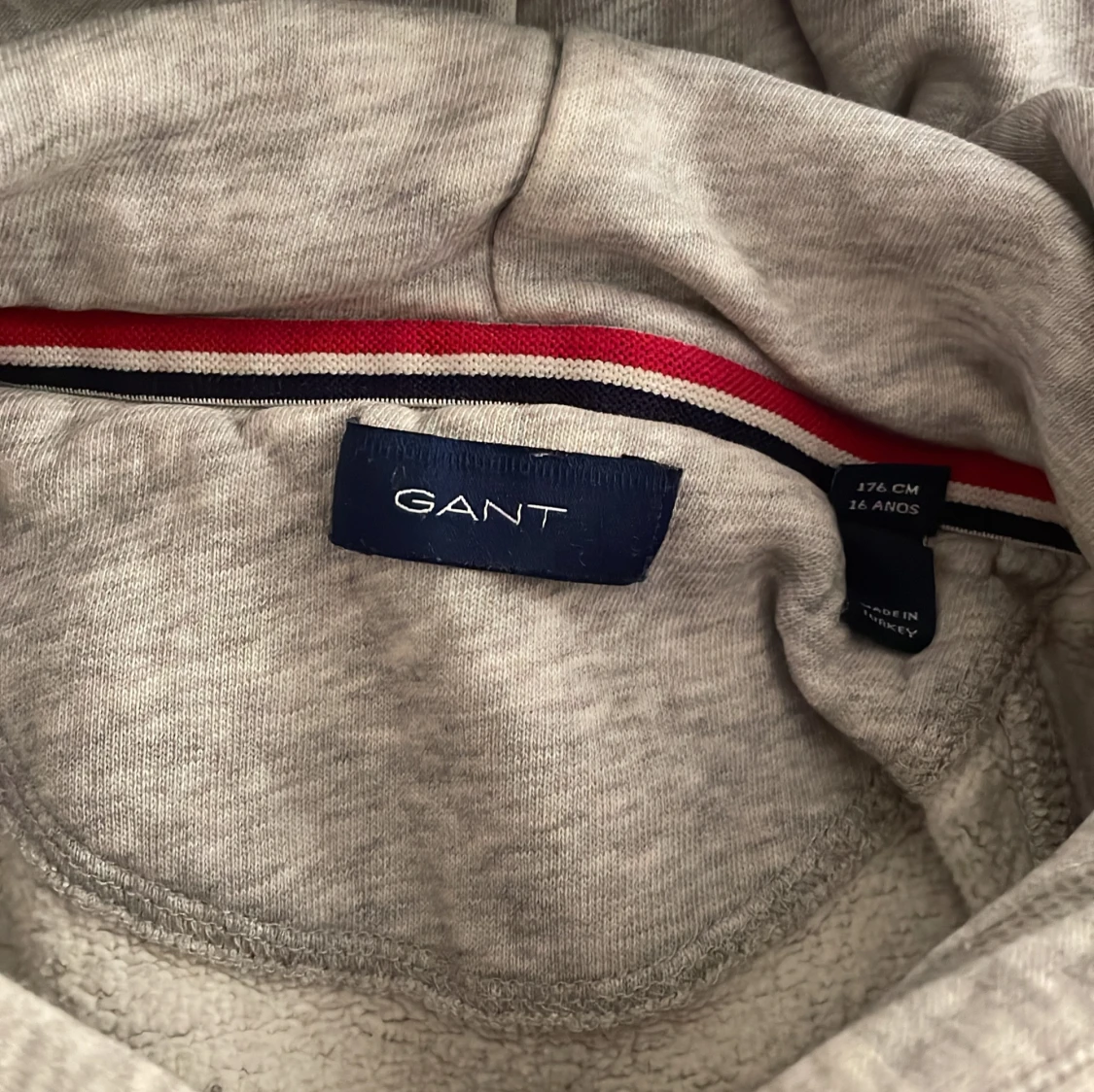 Grå hoodie från GANT - 2