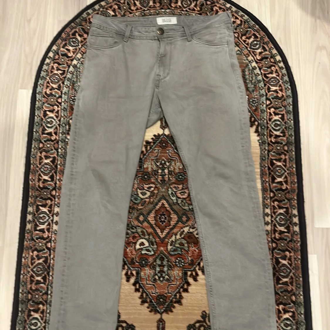 Grå jeansbyxor från Boss
