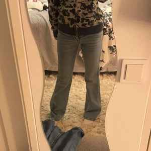 Jeans - Säljer dessa då dom inte kommer till användning 🤷🏼‍♀️ bara provat på hemma så i helt nytt skick i princip. Nypris: 499