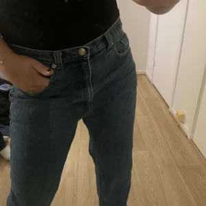 Blå jeans - Snygga blå baggy jeans. De har en rak passform och stängs med dragkedja och knapp. Perfekta för en avslappnad stil. Storlek skulle jag säga är som en S-m i midjan och i längden sitter som perfekt på mig och jag är 1,64 typ 