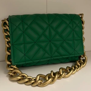 Zara Väska - Väskan som jag köpte 2021 (tror jag), använd endast ett fåtal gånger. Pris kan diskuteras vid snabb affär! Skriv gärna om du/ni vill ha mer bild🥰