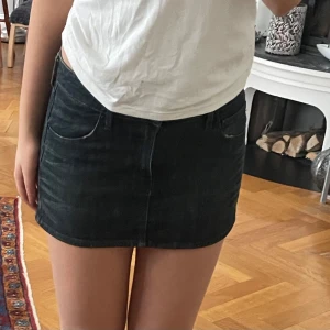 Svart kjol - Svart low waist kjol med mönstrade bakfickor, så snygg!