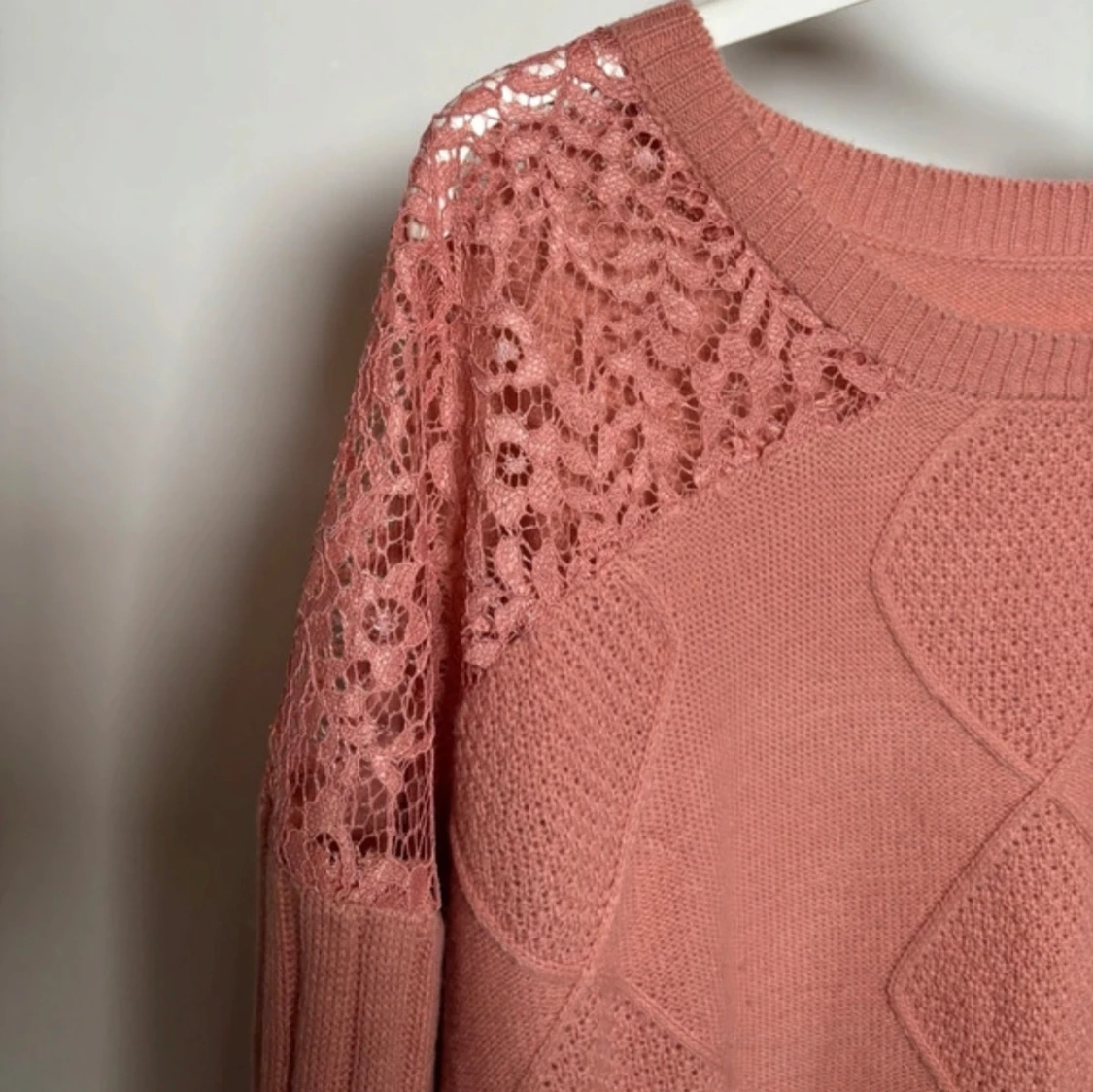 Rosa stickad tröja med spetsdetaljer - 1