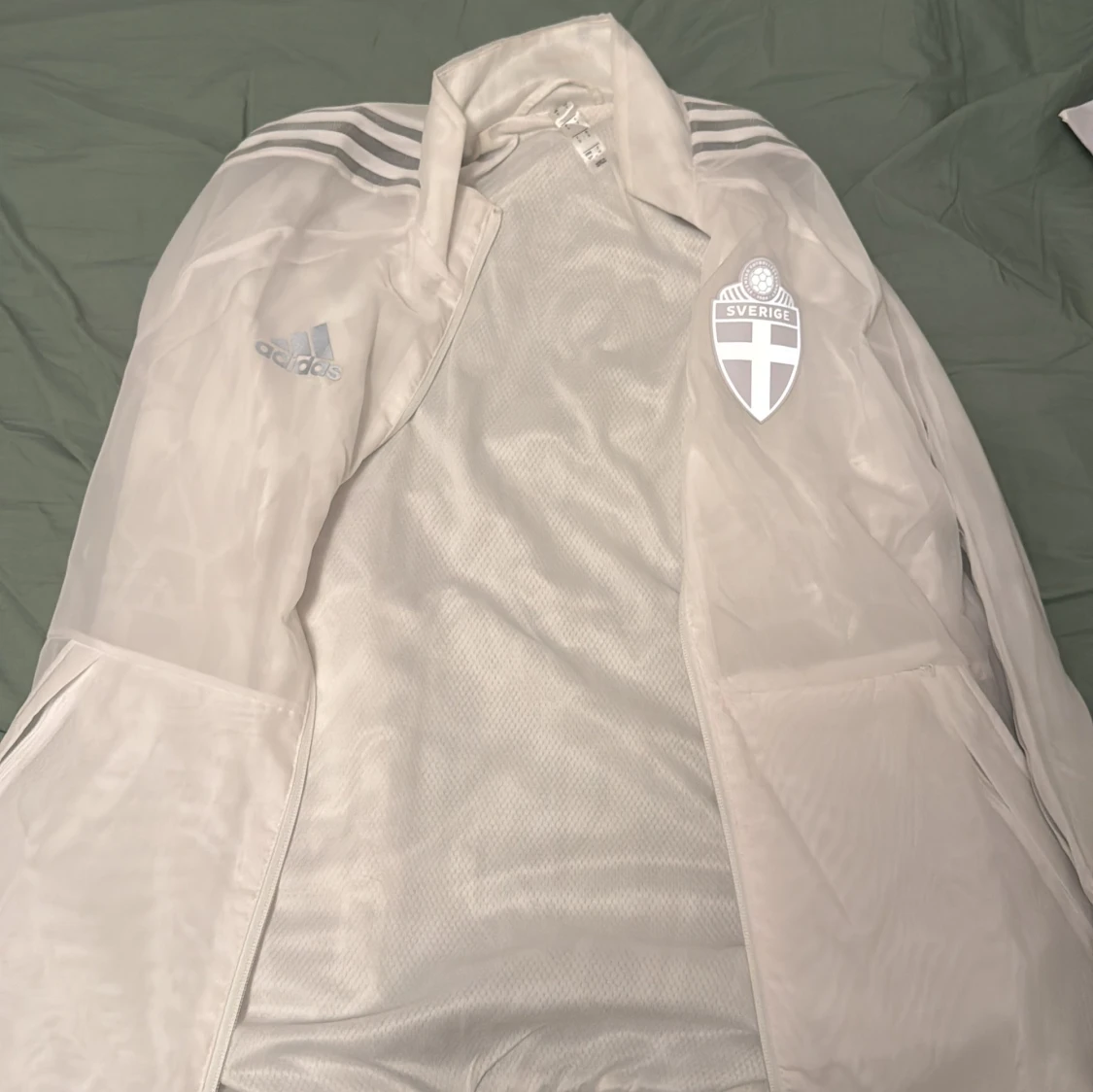 Vit vindjacka från Adidas