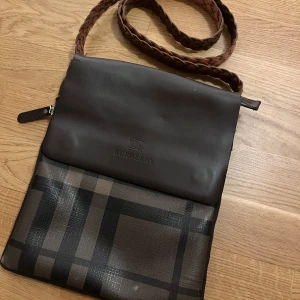 Vintage burberry sidebag - Tja! Säljer nu denna feta vintage burberry sidebagen på grund av att den ej kommer till användning! - Skick: 8/10 Inga defekter - Storlek onesize - Tveka ej på att skriva vid eventuella frågor!! Mvh Lucas