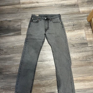 Grå Levis 501 jeans - Säljer ett par 501 jeans från Levis och eftersom dom blivit för små och ingen användning av dom.  Använt dom i ungefär 3-4 månader då ja haft dom några fåtal gånger. Hör av er vid frågor!