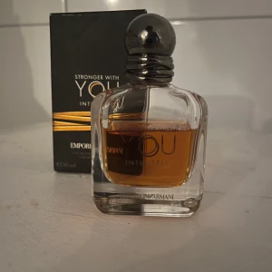 Stronger With You Intensely Armani. Ca35ml. Skicka för byten? - Säljer en flaska Stronger With You Intensely från Emporio Armani. Parfymen kommer i en elegant glasflaska med en rundad metallkork. Doften är Flaskan rymmer 50 ml och kommer med en original box. Har drygt 35ml kvar