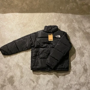 The North Face jacka - Säljer en snygg dunjacka från The North Face  Jackan är helt ny i strl M, den passar också S. Perfekt för kyliga dagar med sin varma och bekväma design. Priset är ej hugget ut sten, och tveka inte att fråga om du undrar något!