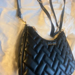 Svart axelväska från newyorker - Jätte snygg väska från newyorker, andvänd endast 1-2 gnr, jätte bra skick🥰🥰