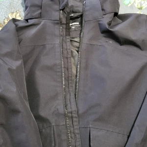 Svart jacka från Everest - Säljer en svart jacka från Everest.        https://www.everestoutdoor.com/se/klader/barn/jackor/skaljackor/375897104/everest.j-alr-jkt.black