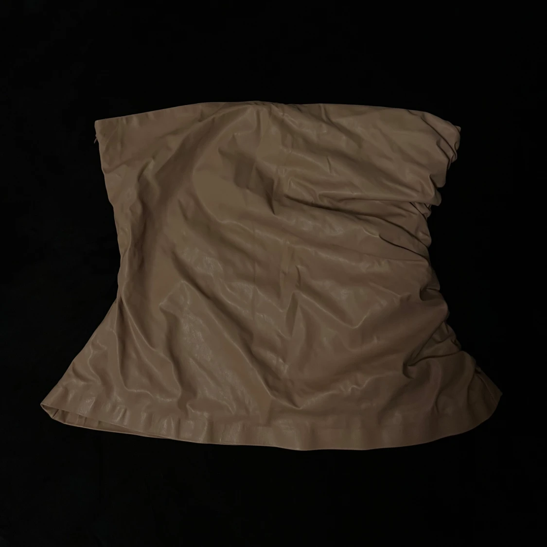 Beige tubtopp i syntetmaterial