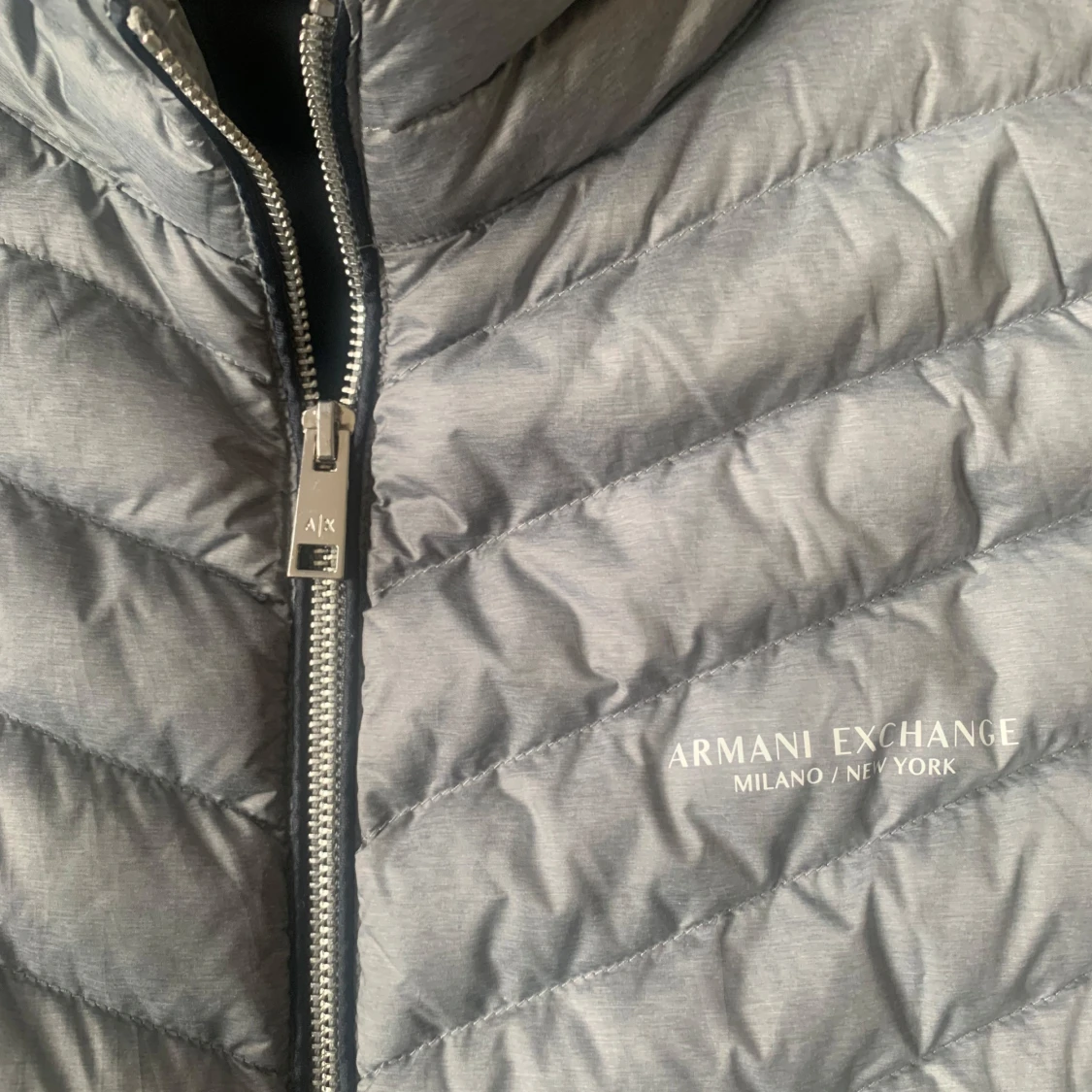 Grå quiltad jacka från Armani Exchange