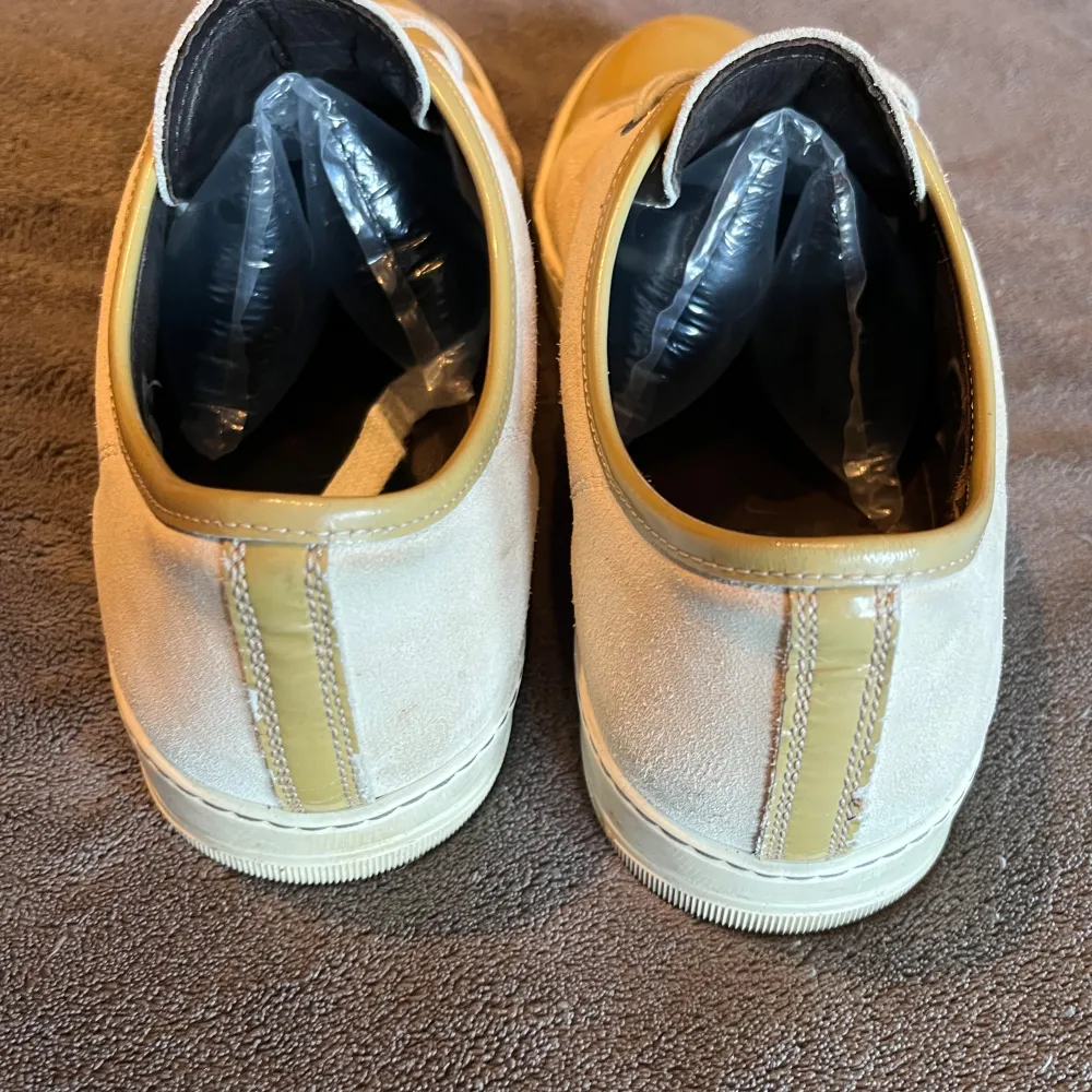 Fått in skor från Lanvin | Stl.45-46 | Skorna har en ljusare färg på mockan och beige/ljus gul färg längst fram | Skick 8/10, lite märken längst fram(se bild) inget som märks | Endast skorna ingår | Skriv vid frågor! |. Kengät.