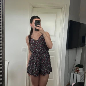 Jumpsuit - Söt jumpsuit med blommönster ❣️sitter som S/M men står 42