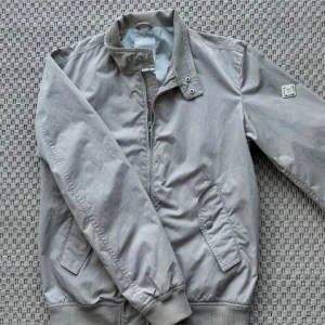 J.Lindeberg Jacka | M - J.Lindeberg Jacka | Storlek M | INGA BYTEN | Fraktar spårbart eller möts upp i Täby