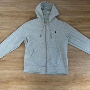 Ralph Lauren Hoodie  - Grå Ralph Lauren Hoodie i mycket fin skick nästan som ny. Använd ett fåtal gånger.