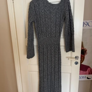 Adoore klänning - Säljer denna adoore klänning, använd en gång! I storlek 40 men passar större och mindre (har själv normalt 36). 