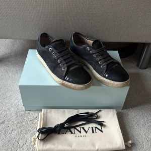 Blåa sneakers från Lanvin - Snygga skor från märket Lanvin, du får med allt så som box, påse och extra snöre! Ge prisförslag om ett rimligt pris, obs skorna är lite slitna till exempel sulan