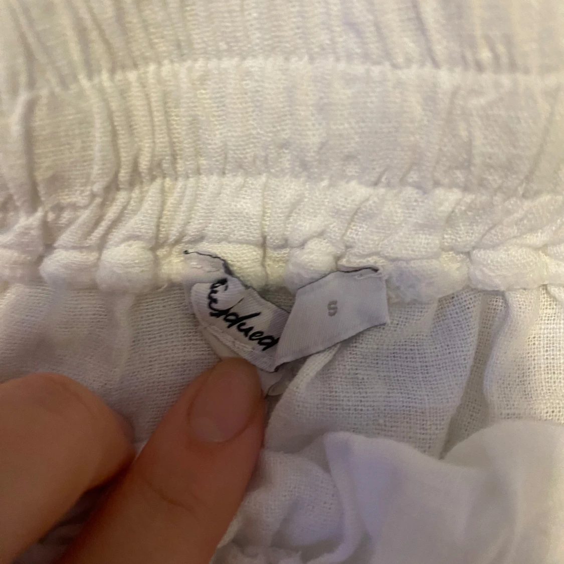 Vit kjol med volangdetaljer från Subdued - 2