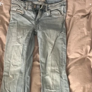 Ljusblå bootcut jeans - Säljer mina nästan helt oanvända ljusblåa bootcut jeans pga de inte kommer till användning. Pris kan diskuteras💕