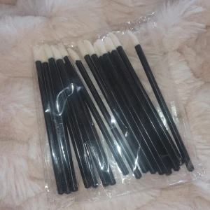 Sminkborstar i set - Perfekt för att applicera ögonskugga och andra sminkprodukter. Men även för att göra rent fransar. Borstarna har ett elegant och enkelt utseende med svarta handtag.