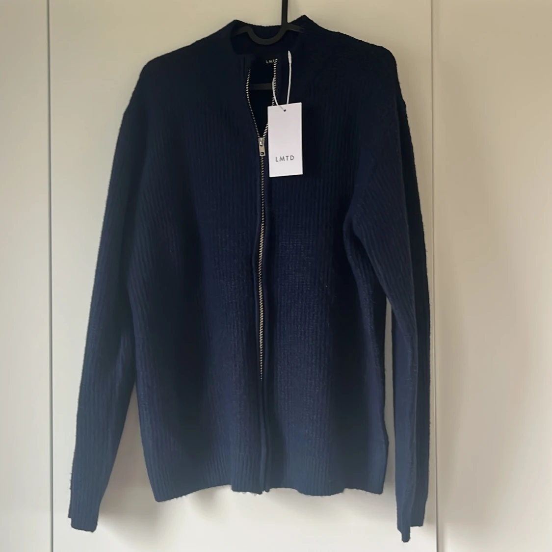Mörkblå kofta från LMTD