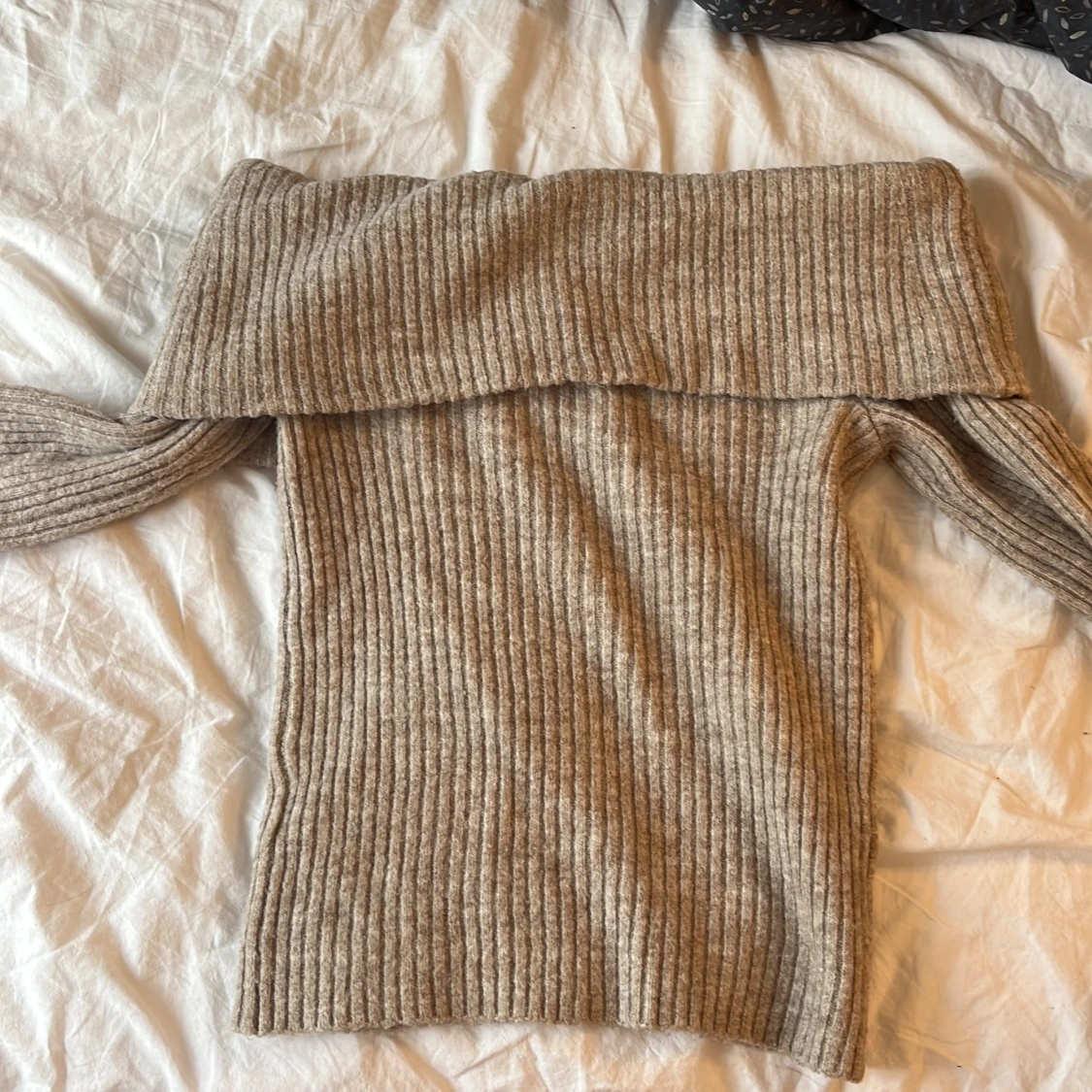 Beige ribbad offshoulder tröja från H&M - 1