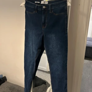 Mörkblå jeggings från MNG - Snygga mörkblå jeggings från MNG med klassisk femficksdesign och knappstängning. Perfekta för en bekväm och stilren look. Passar bra till både vardag och mer uppklädda tillfällen.