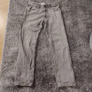 Jack and jones jeans - Säljer ett par loose/Chris jeans från Jack and jones pågrund av att de inte riktigt passar mig i midjan och därför inte kommer till användning. Byxorna är använda ett fåtal gånger och har inga som helst defekter.  Hör av er om ni har frågor.