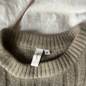 Stickad långklänning  - En stickad långklänning som aldrig är använd, ÄLSKAR färgen som verkligen ger en höst viben ! Den har en slits och är lång ner mot smalbenen❤️