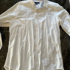 Vit skjorta från Zara - Storlek M, slim fit modell, kan även fungera som S, vit färg, 9/10 begagnat skick!