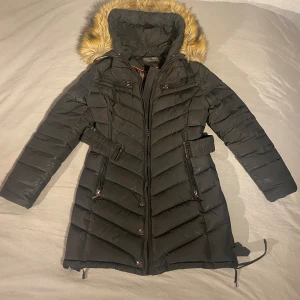 Hollies jacka storlek 36 - Säljer min mammas gammla hollies jacka storlek 36, fint skick 