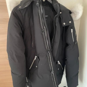 Rock & Blue jacka - Säljer min rock & blie vinterjacka då jag ej är i behov av den Använd en vinter. Jackan är som ny, inget är sönder, pälsen är väl omhändertagen, äkta päls Storleken är 52 Köpte jackan för 5999:-