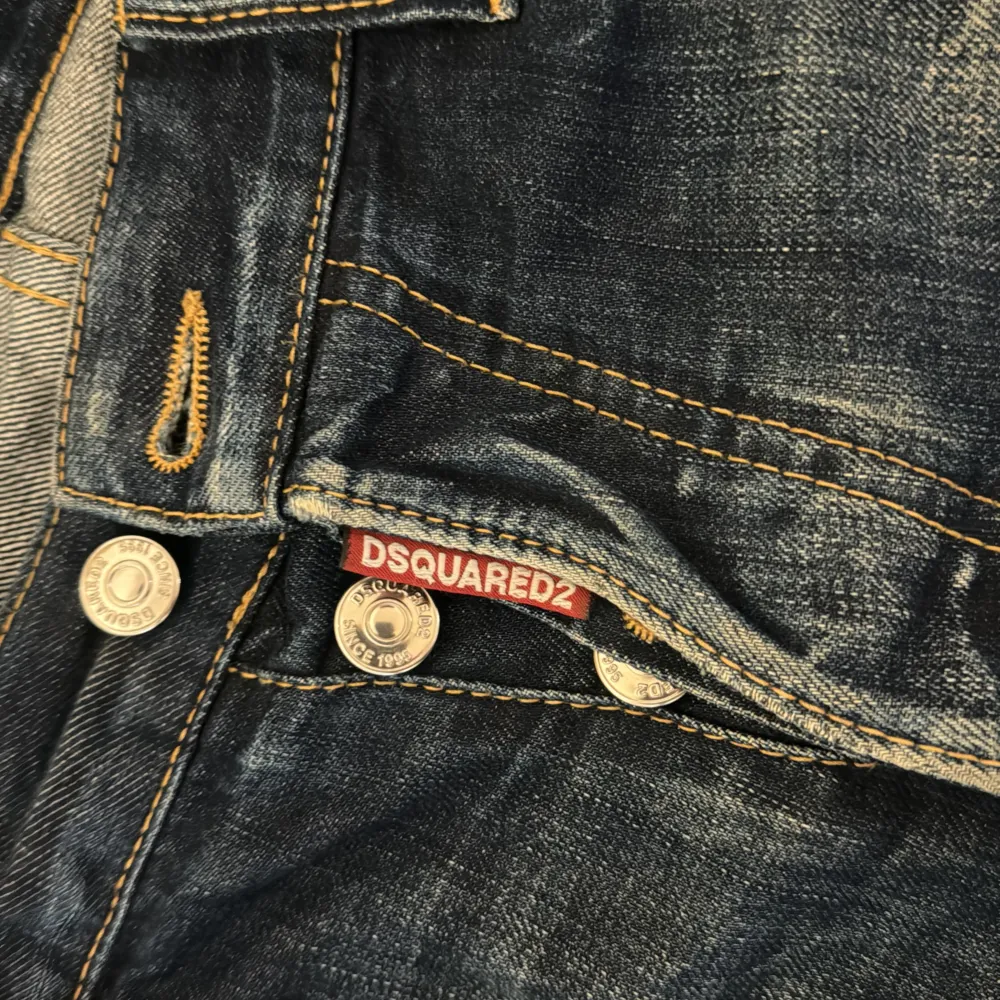 Dsquared 2 jeans original pris är 3450 och Jag säljer min för 1000 . Jeans & Byxor.