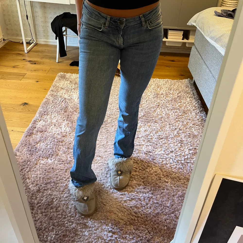 Snygga lågmidjade jeans i storlek 34. Säljer då de inte kommer till användning. Använda fåtal gånger. Bra längd på mig som är 165 cm men kan passa något kortare/längre. (Bild 1 är lånad).. Jeans & Byxor.