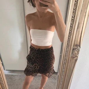 Leopard kjol med volanger  - Leopardkjol med volang detaljer köpt från Nelly med märket NLY Trend☀️