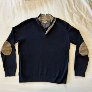 Half zipp  - Storlek S. Litet hål i armhåla. 