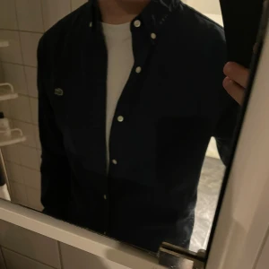 Lacoste skjorta  - Riktigt snygg skjorta från Lacoste! Sitter riktigt bra, knappt använd! Skick 9/10 