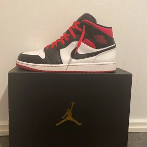 Jordan 1 - Använda ett par gånger och är i bra skick. Kommer med original lådan